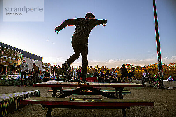 Ein Skateboarder in Aktion im Venice Beach Skate Park in Los Angeles  Kalifornien  USA