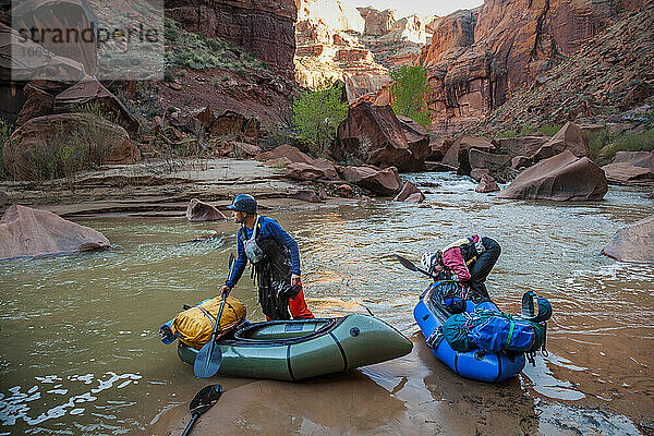 Menschen überprüfen Packtaschen nach einem Geröllfeld am Escalante River  Utah