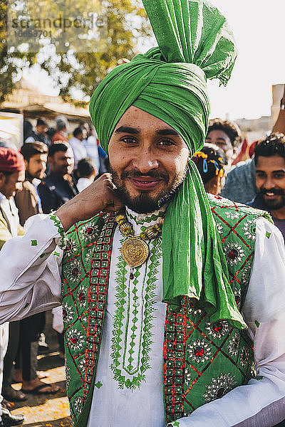 Indische Tänzerin in farbenfrohem Gewand während der Parade des Jaisalmer Desert Festival
