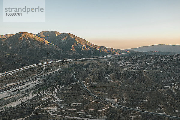 Luftaufnahme über California Country Site Desert Mountains mit Highway und Autoverkehr