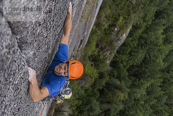 Kletterer lächelt beim Trad-Klettern in einer Mehrseillängenroute in Squamish