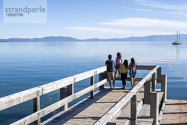 Eine Familie entspannt sich an einem schönen Tag auf einem Pier in South Lake Tahoe  CA