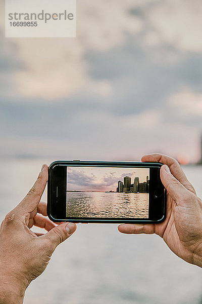 Telefonaufnahme der Skyline von New York City bei Sonnenuntergang.