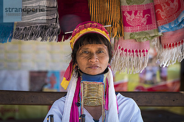 Porträt einer birmanischen Frau vom Stamm der Kayan  Loikaw  Myanmar