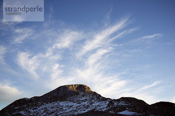 Wolken und felsiger Steilhang bei Sonnenuntergang im Ossau-Tal  Pyrenäen in Frankreich.