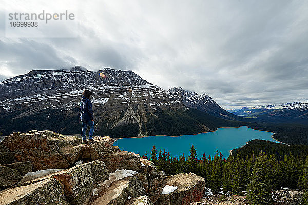 Mädchen genießt die Aussicht bei einer Wanderung am Peyto Lake  Banff National Park