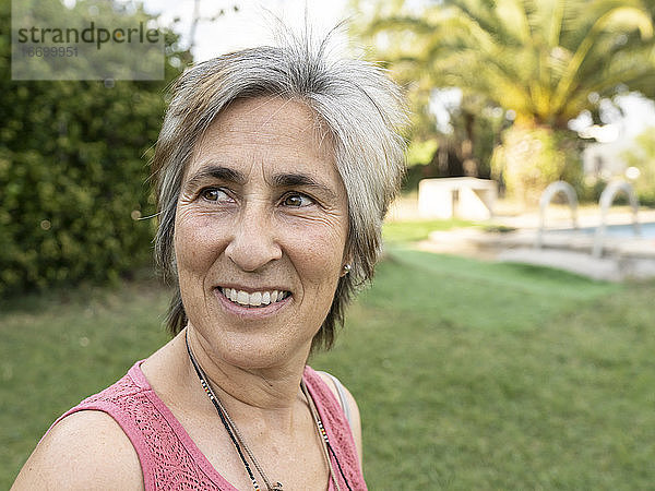 Frau mit älteren weißen Haaren  hübsches Mädchen lächelnd  Natur Hintergrund