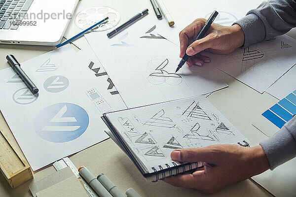 Grafikdesigner Zeichnung Skizze Design kreativ Ideen Entwurf Logo