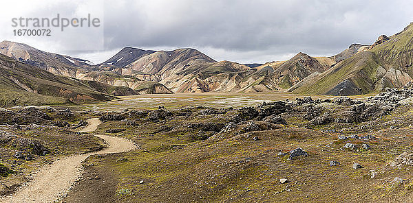 Leerer Vulkanpfad im Hochland von Island bei Landmannalaugar