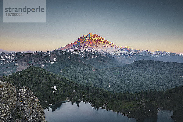 Schöner Mt. Rainier von der Spitze des Tolmie Peak  USA