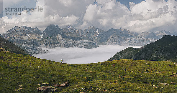 Junge Frau beim Wandern in den Pyrenäen mit dem Berg Aspe im Hintergrund.