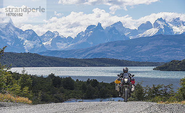 Mann auf seinem Tourenmotorrad in Torres del Paine  Patagonien