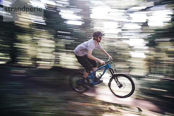 Ein junger Mann fährt mit seinem Fahrrad bergab am Mt. Hood  Oregon.