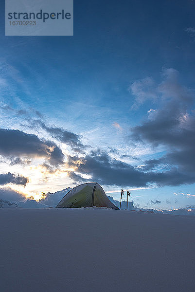 Zelt im Schnee bei Sonnenaufgang  Höhencamping in Nepal