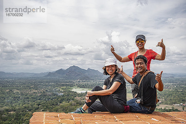 drei Freunde auf der Felsenfestung von Sigiriya