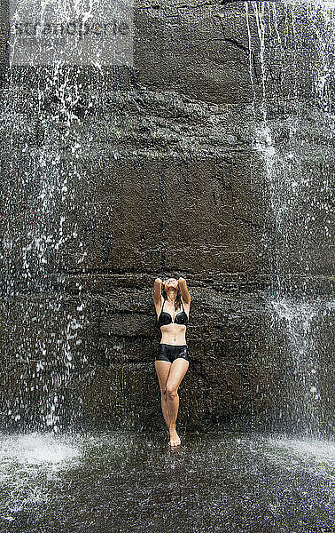 schöne Frau am Pongour-Wasserfall in der Nähe von Da Lat in Vietnam