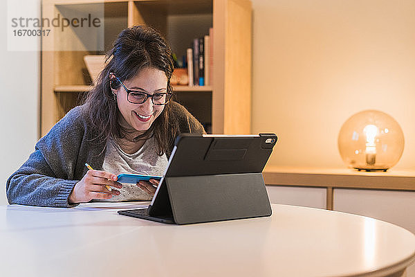 Weiße Frau arbeitet von zu Hause aus