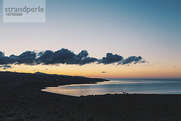 Sonnenaufgang über der Küste von Costa Calma Fuerteventura