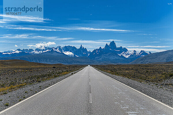 gerade Straße  die zum Mount Fitzroy in den Anden führt