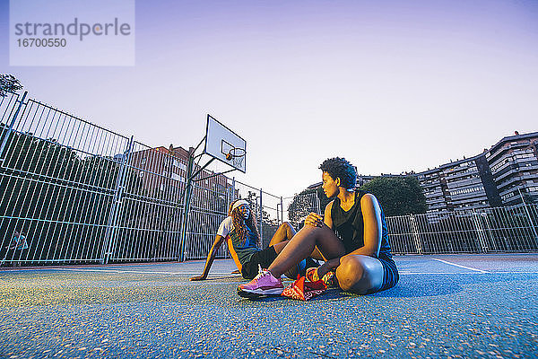 Lateinamerikanische und afrikanische Frauen spielen Basketball