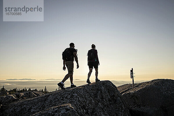 Ehepaar erreicht den Gipfel des Moxie Mountain  Appalachian Trail  Maine