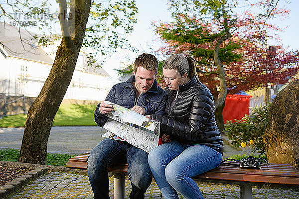 Ehepaar liest Papierkarte in der Stadt