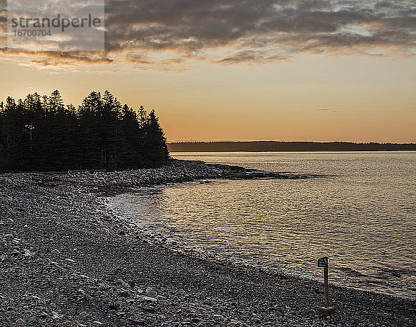 Sonnenaufgang am Seawall Beach  Acadia National Park  Maine