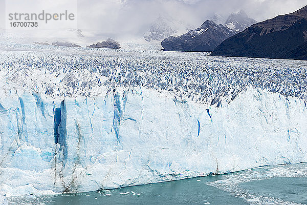 Idyllischer Blick auf den Perito-Moreno-Gletscher  Patagonien  Argentinien