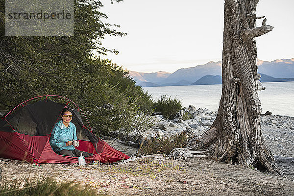 Frau entspannt sich im Camp am Nahuel Huapi See in Patagonien