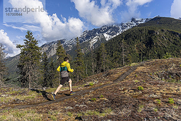Trailrunning auf einem malerischen alpinen Bergpfad in British Columbia.