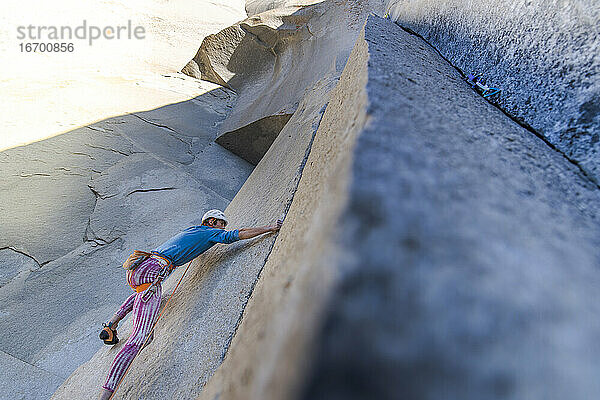 Felskletterer beim Rissklettern an der Nose  El Capitan in Yosemite