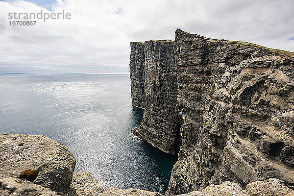 Dramatischer Blick auf eine Klippe am Meer