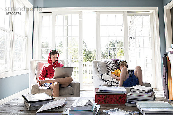 Tween am Laptop  Grundschulbruder am Tablet  Arbeit an Hausaufgaben