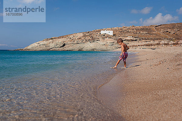 Kleiner Junge am Strand in Griechenland