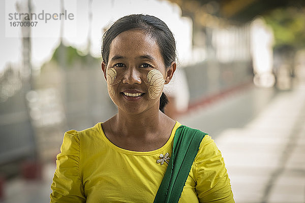 Porträt einer lächelnden Frau mit Blattzeichen im Gesicht  hergestellt von Thanaka  Mandalay  Myanmar