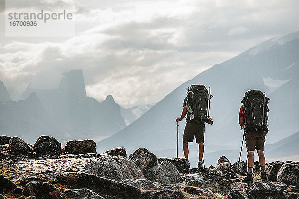 Rückansicht von zwei Rucksacktouristen auf dem Akshayak-Pass