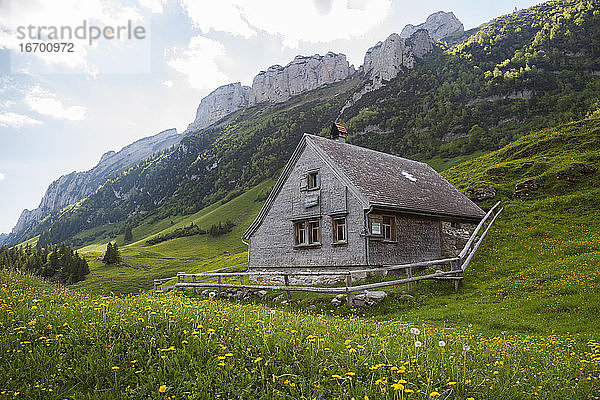 Alphütte unter Kalksteintürmen im Alpstein  Appenzell  Schweiz