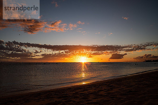 Sonnenuntergang über dem Ozean in Hawaii