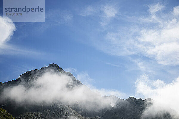 Silhouette eines felsigen Bergrückens im Ossau-Tal  Pyrenäen in Frankreich.