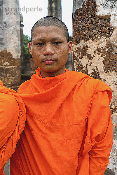 Porträt eines jungen buddhistischen Mönchs in Bangkok.