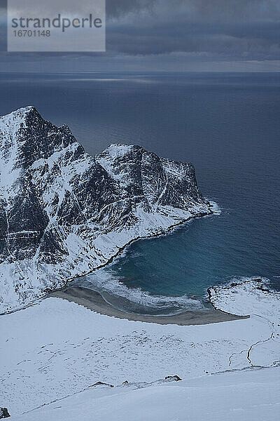 Winterblick über den einsamen Strand von Horseid von Blekktind aus  Nationalpark Lofotodden  Lofoten  Norwegen