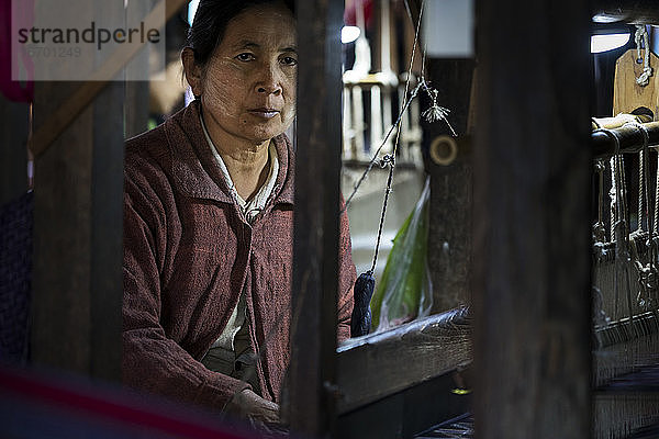 Ältere birmanische Frau beim Weben am Webstuhl  Inle-See  Myanmar