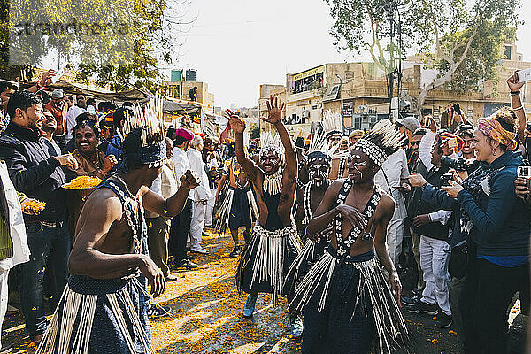 Stammesangehörige führen einen Tanz während der Parade des Jaisalmer Desert Festival auf