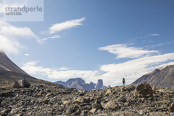 Wanderer auf einem entfernten Bergkamm mit Blick auf die Berge.