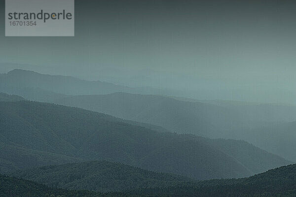 Blick von oben auf das neblige Bucegi-Gebirge  Rumänien  an einem regnerischen Morgen.