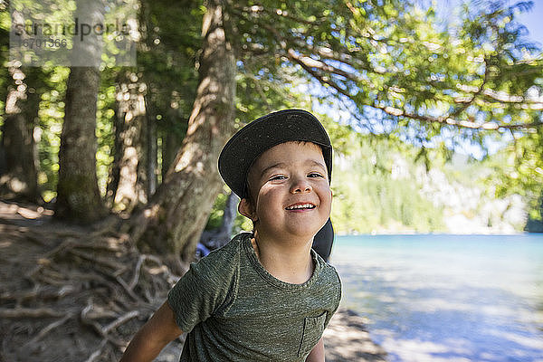 Porträt eines glücklichen vierjährigen Jungen am Lindeman Lake  Chilliwack  B.C.