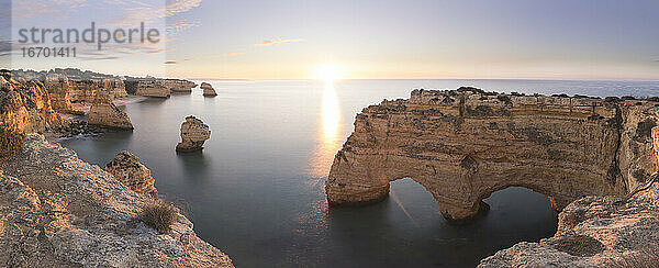 Algarve-Klippen in Panoramaansicht aus der Vogelperspektive