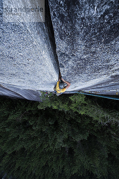 Mann klettert auf Granit in Squamish BC Kanada