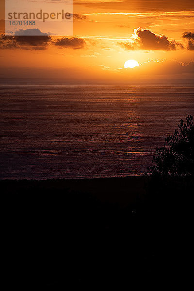 Sonnenuntergang über dem Meer in Hawaii