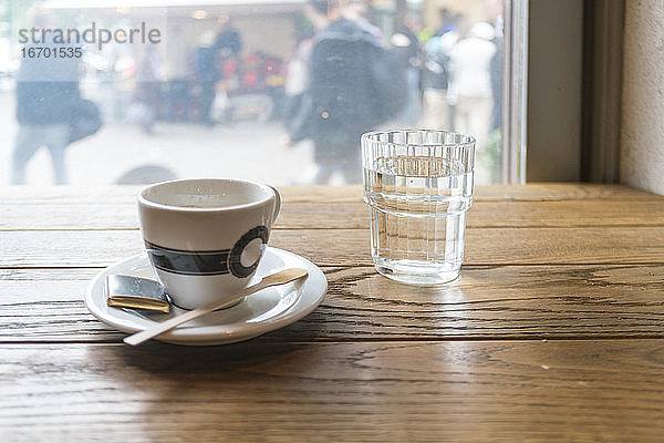 Eine Tasse Espresso in einem Café in Stockholm